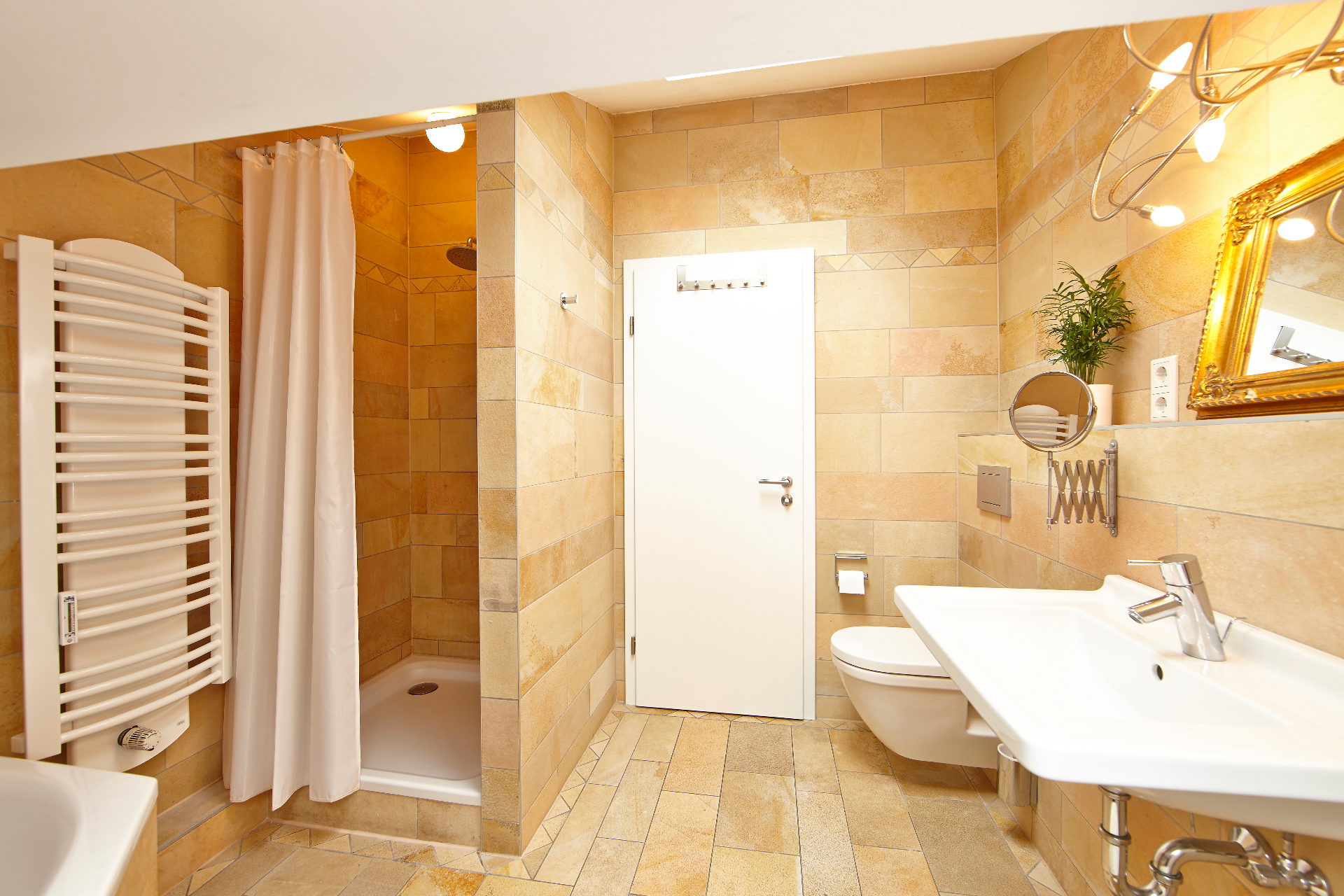 Badezimmer mit Dusche