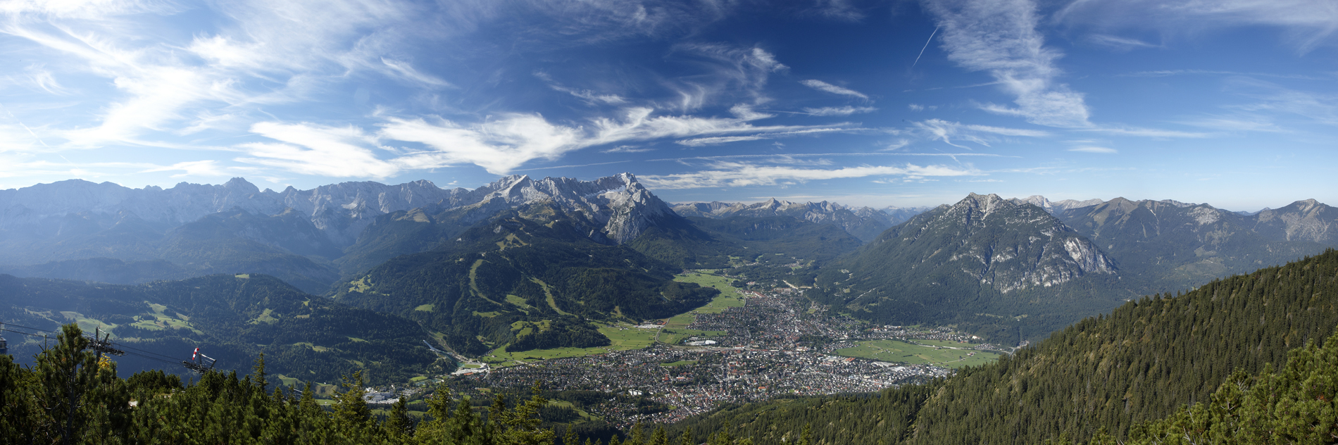 Panoramablick über Garmisch Partenkirchen und die umliegende Bergwelt